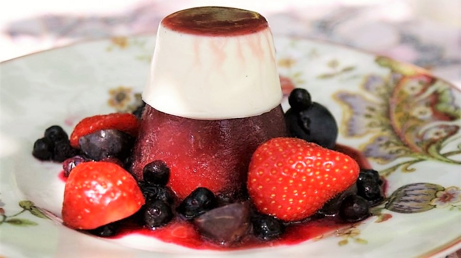 Panna Cotta sur gelée de fruits rouge © Balico & co