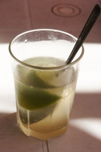 ti punch à Ste Anne en Guadeloupe © par Fanny GRW - Recettes d'ici et d'ailleurs
