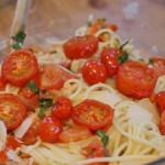 Spaghettis à l'ail grillé et tomates confites - © par Fanny GRW - Recettes d'ici et d'ailleurs
