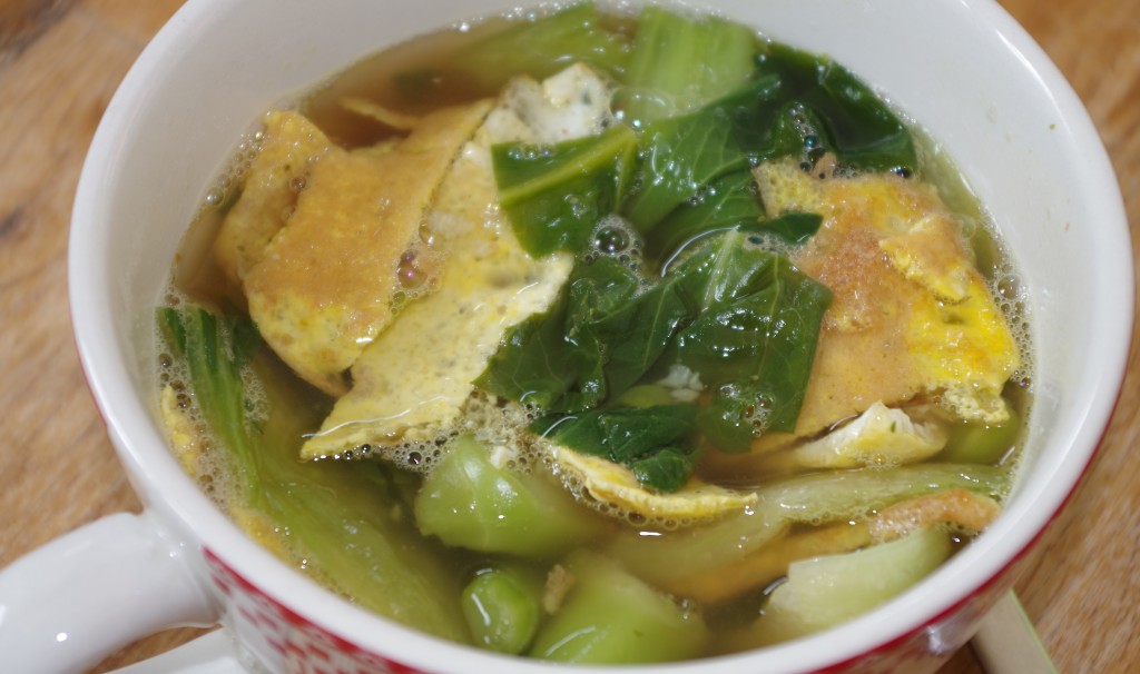 Soupe au l’œuf croustillant et au pak choï - recette thaÏ - © par Fanny GRW - Recettes d'ici et d'ailleurs