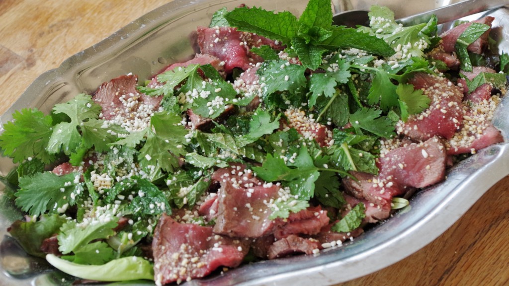 Salade de boeuf nua yam tok - cuisine thaï © par Fanny GRW - Recettes d'ici et d'ailleurs