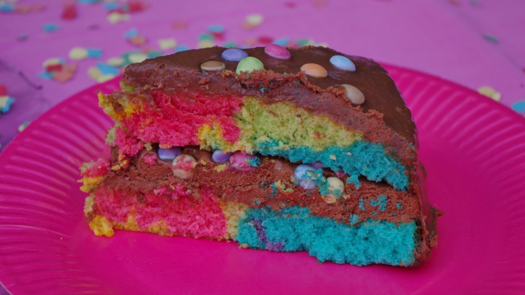 Rainbow birthday cake avec génoise arc-en-ciel - cuisine maison © par Fanny GRW - Recettes d'ici et d'ailleurs