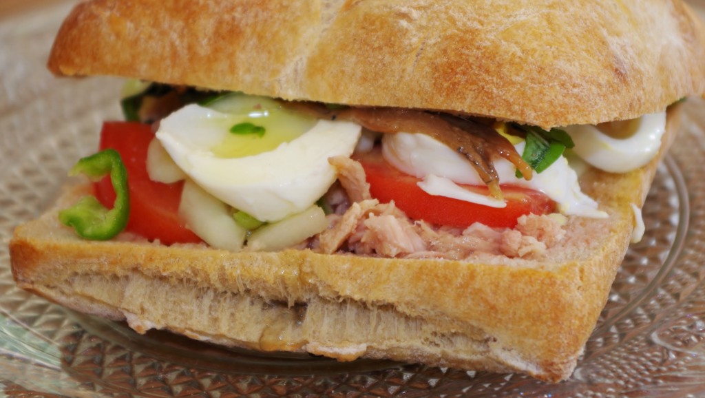 véritable pan bagnat - Cuisine niçoise © par Fanny GRW - Recettes d'ici et d'ailleurs