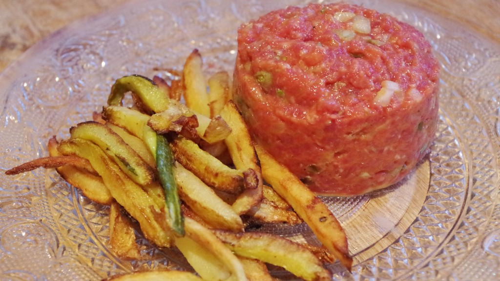 préparation du tartare de bœuf classique - Cuisine traditionnelle française © par Fanny GRW - Recettes d'ici et d'ailleurs
