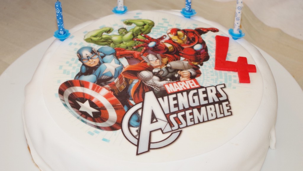 Décoration d'un gâteau avec un disque azyme (thème MARVEL Avengers) - Pâtisserie maison © par Fanny GRW - Recettes d'ici et d'ailleurs