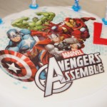 Décoration d'un gâteau avec un disque azyme (thème MARVEL Avengers) - Pâtisserie maison © par Fanny GRW - Recettes d'ici et d'ailleurs
