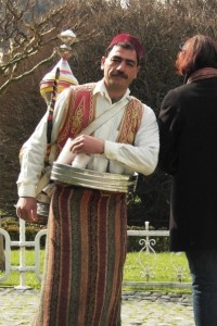 Livreur de thé à la pomme devant la Mosquée Bleue à Istanbul © Balico & co
