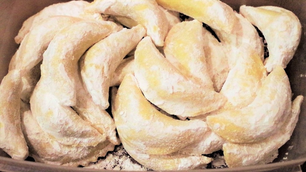 Cornes de gazelle aux amandes et noisettes - Cuisine du Moyent-orient © Balico & co