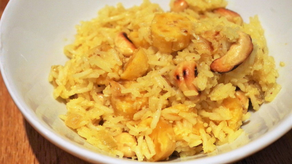 Riz safrané aux bananes, noix de cajou, fressinettes, coco et raisins secs - Cuisine indienne © Recettes d'ici et d'ailleurs