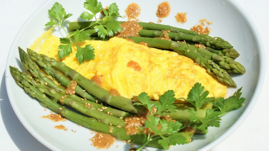 Asperges vertes et vinaigrette au miso © Recettes d'ici et d'ailleurs