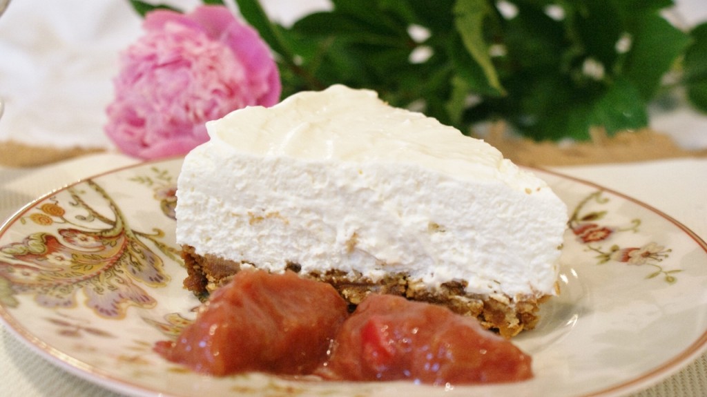 Cheesecake sans cuisson à la compotée de rhubarbe © Recettes d'ici et d'ailleurs