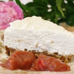 Cheesecake sans cuisson à la compotée de rhubarbe © Recettes d'ici et d'ailleurs