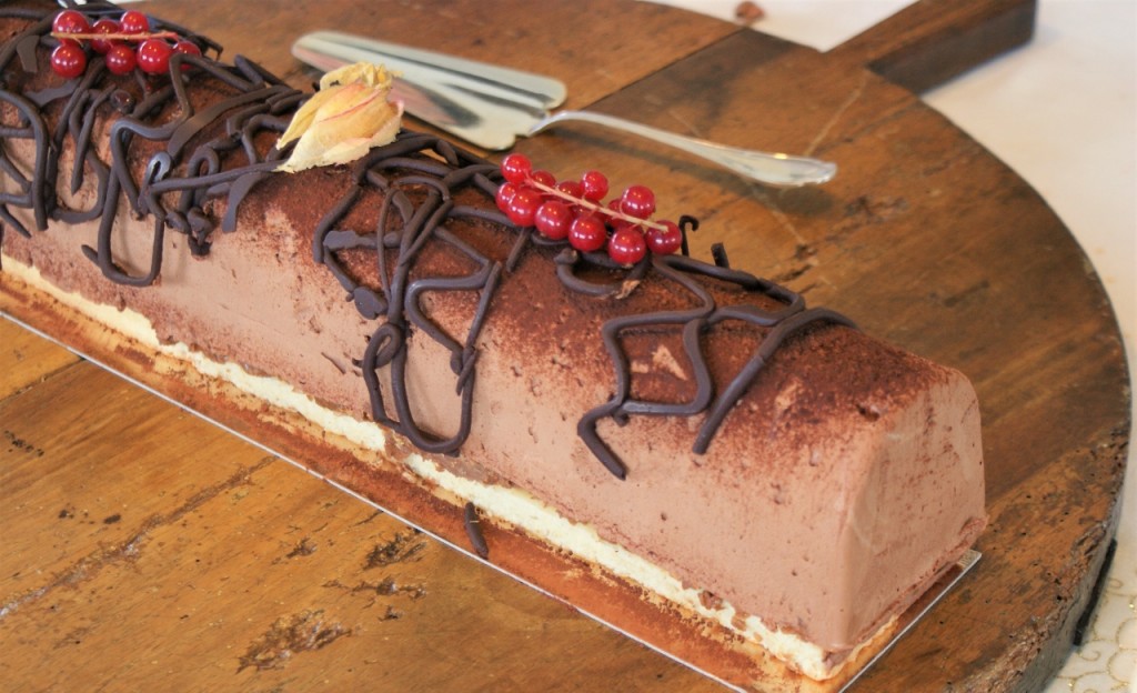 Bûche pâtissière Trianon au chocolat avec insert de chantilly au mascarpone © Balico & co