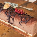 Bûche pâtissière Trianon au chocolat avec insert de chantilly au mascarpone © Balico & co