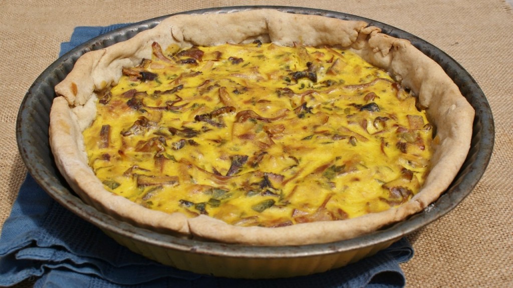 Quiche vegan à base de tofu soyeux avec garniture au tofu fumé, oignon, persil et champignons © Balico & co