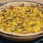 Quiche vegan à base de tofu soyeux avec garniture au tofu fumé, oignon, persil et champignons © Balico & co