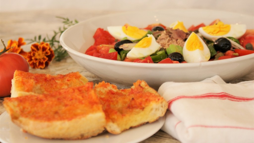 Salade niçoise et son pan bagnat - Cuisine niçoise © Balico & co